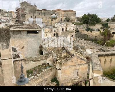 Gravina in Apulien, Italien. Altes Viertel im historischen Zentrum mit einer Mischung von Gebäuden, die noch heute genutzt werden und andere einstürzen. Stockfoto