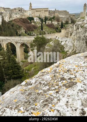 Gravina in Apulien, Italien. Panoramablick von der archäologischen Stätte mit Blick auf Ponte Acquedotto über die Schlucht und die Gebäude in der Altstadt. Stockfoto