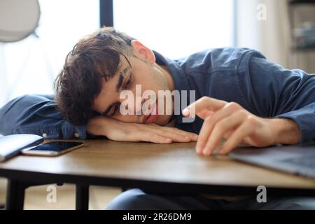 Ein Unglücklicher Typ Aus Dem Nahen Osten Sitzt Traurig An Der Rezeption Stockfoto
