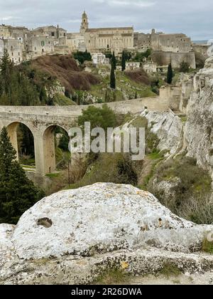 Gravina in Apulien, Italien. Panoramablick von der archäologischen Stätte mit Blick auf Ponte Acquedotto über die Schlucht und die Gebäude in der Altstadt. Stockfoto