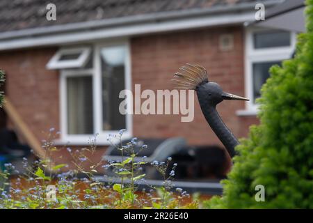 Ein Vogeldekor aus Metall im Garten Stockfoto