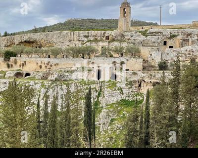 Gravina in Apulien, Italien. Blick auf die Schlucht mit den Höhlenwohnungen im Botromagno Archäologischen Park. Stockfoto