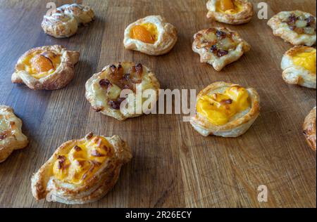 Auswahl an Frühstücksgebäck, Gebäck auf einem Holztisch, Apfel, Zimt, Aprikose, Vanille, Blick von oben, Seitenansicht Stockfoto