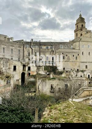 Gravina in Apulien, Italien. Altes Viertel im historischen Zentrum mit einer Mischung von Gebäuden, die noch heute genutzt werden und andere einstürzen. Stockfoto