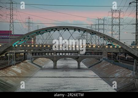 Neue Sixth Street Bridge und Los Angeles River, Downtown Los Angeles, Kalifornien, USA Stockfoto