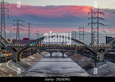 Neue Sixth Street Bridge und Los Angeles River, Downtown Los Angeles, Kalifornien, USA Stockfoto