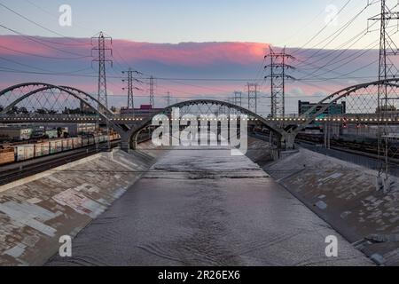 Neue Sixth Street Bridge und Los Angeles River, Downtown Los Angeles, Kalifornien, USA Stockfoto