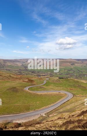 Gewundene Edale Road mit Blick von Mam Tor im Hope Valley Peak District in Derbyshire. Stockfoto