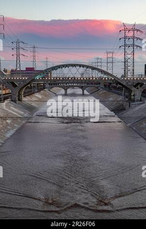 Neue Sixth Street Bridge und Los Angeles River, Downtown Los Angeles, Kalifornien, USA Stockfoto