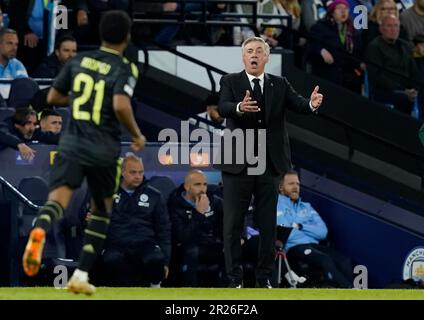 Manchester, Großbritannien. 17. Mai 2023. Carlo Ancelotti, Manager von Real Madrid, unterrichtet seine Spieler während des Spiels der UEFA Champions League im Etihad Stadium in Manchester. Das Bild sollte lauten: Andrew Yates/Sportimage Credit: Sportimage Ltd/Alamy Live News Stockfoto