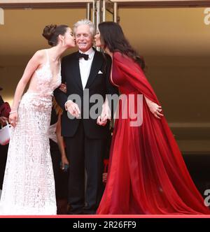 16. Mai 2023, Cannes, Cote d'Azur, Frankreich: CATHERINE ZETA-JONES, MICHAEL DOUGLAS und ihre Tochter CARYS ZETA DOUGLAS nehmen an der Vorführung von „Jeanne du Barry“ und der Eröffnungszeremonie des roten Teppichs für das jährliche Filmfestival 76. in Cannes im Palais des Festivals Teil. (Kreditbild: © Mickael Chavet/ZUMA Press Wire) NUR REDAKTIONELLE VERWENDUNG! Nicht für den kommerziellen GEBRAUCH! Stockfoto