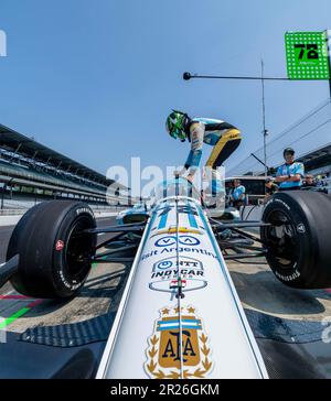 Indianapolis, USA. 17. Mai 2023. INDYCAR-Fahrer AGUSTIN HUGO CANAPINO (R) (78) aus Arrecifes, Argentinien, bereitet sich auf das Training für die Indianapols 500 auf dem Indianapolis Motor Speedway in Indianapolis, USA, vor. (Kreditbild: © Walter G. Arce Sr./ZUMA Press Wire) NUR REDAKTIONELLE VERWENDUNG! Nicht für den kommerziellen GEBRAUCH! Stockfoto