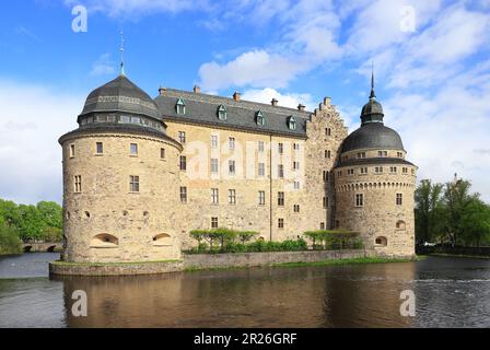 Das wunderschöne Schloss Orebro, dessen Bau im 14. Jahrhundert begann, ist in der schwedischen Provinz Narke von Wasser umgeben. Stockfoto