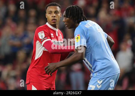 Cameron Archer #10 of Middlesbrough zieht Brooke Norton-Cuffy #7 of Coventry City während des Sky Bet Championship Play-Off-Spiels Middlesbrough vs Coventry City at Riverside Stadium, Middlesbrough, Großbritannien, 17. Mai 2023 (Foto: James Heaton/News Images) Stockfoto