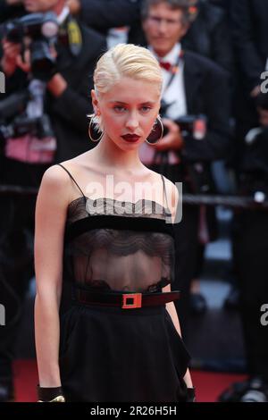 Cannes, Frankreich, 17. Mai 2023. Iris Law trifft auf dem roten Teppich für die Filmvorführung des Monsters (Kaibutsu) beim Cannes Film Festival 76. in Cannes, Frankreich, ein. Kredit: Doreen Kennedy/Alamy Live News. Stockfoto