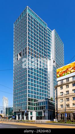 Warschau, Polen - 14. Mai 2023: Widok Towers Wolkenkratzer an der Aleje Jerozolimskie Avenue und Marszałkowska Straße im Stadtteil Srodmiescie Stockfoto