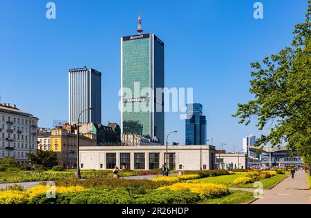 Warschau, Polen - 14. Mai 2023: Geschäftsviertel Srodmiescie im Stadtzentrum von Warschau mit Marriott; Chalubinskiego, Varso und Central Tower Stockfoto