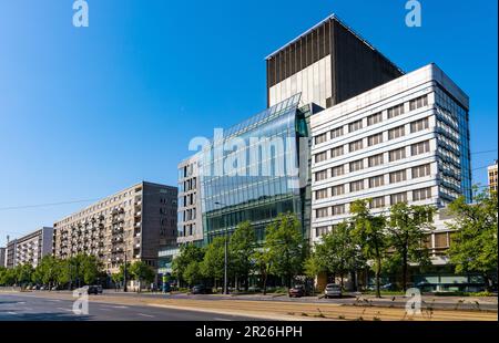 Warschau, Polen - 14. Mai 2023: Büro Wolf Marszalkowska plaza im Geschäftsviertel Srodmiescie im Stadtzentrum von Warschau Stockfoto