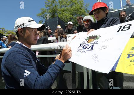 Rochester, Usa. 17. Mai 2023. Collin Morikawa signiert während seiner Proberunde für die PGA Championship 2023 im Oakwood Country Club in Rochester, New York, am Mittwoch, den 17. Mai 2023 ein Autogramm für einen Fan. Foto: Aaron Josefczyk/UPI Credit: UPI/Alamy Live News Stockfoto