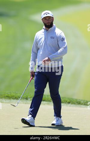 Rochester, Usa. 17. Mai 2023. Jon Rahm geht am Mittwoch, den 17. Mai 2023, während seiner Proberunde für die PGA Championship 2023 im Oakwood Country Club in Rochester, New York, auf dem 18. Green. Foto: Aaron Josefczyk/UPI Credit: UPI/Alamy Live News Stockfoto