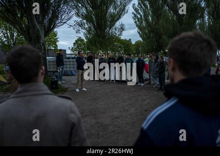 TER APEL - Demonstranten errichteten Zelte vor den Zäunen des Asylbewerberzentrums Ter Apel als Protest. 2022 war es in Ter Apel viel zu voll und Asylbewerber mussten regelmäßig draußen schlafen. ANP VINCENT JANNINK niederlande raus - belgien raus Stockfoto