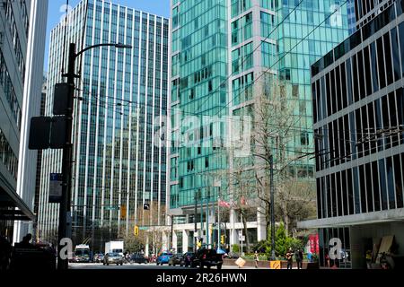 Wolkenkratzer an der Burrard Station Menschen laufen Verkehr echtes Leben Touristen Geschäftsleute einfache Arbeiter jeder lebt in der Stadt Vancouver Transport Canada 2023 Stockfoto