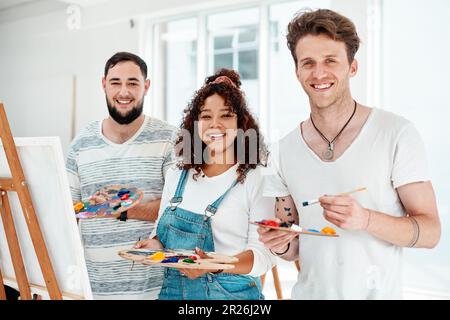 Mit Freunden zu malen ist das Beste. Abgeschnittenes Porträt einer vielfältigen Gruppe von Künstlern, die während eines Kunstkurses im Studio zusammenstanden. Stockfoto