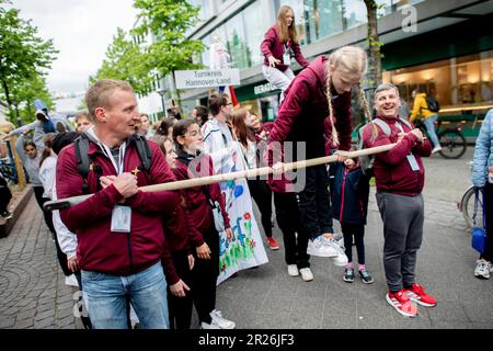 Oldenburg, Deutschland. 17. Mai 2023. Zahlreiche Turner von Clubs in Niedersachsen nehmen an einer Prozession durch das Stadtzentrum Teil. Das Erlebnis Turnfest 2023 in Oldenburg hat mit der Prozession und einer Eröffnungszeremonie im Stadtzentrum begonnen. Bis zum 21. Mai 2023 findet die größte Sportveranstaltung in Norddeutschland mit rund 10.000 Teilnehmern statt. Kredit: Hauke-Christian Dittrich/dpa/Alamy Live News Stockfoto