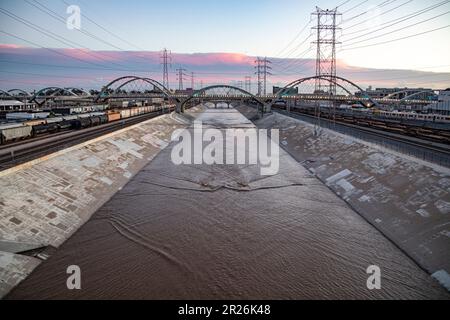 Neue Sixth Street Bridge und Los Angeles River, Downtown Los Angeles, Kalifornien, USA Stockfoto