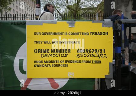 Downing Street, London, Vereinigtes Königreich. 17. Mai 2023. Demonstranten sitzen wochenlang mit massiven „nicht zum Krieg“-Bannern und verletzten Impfstoffen in London, Großbritannien gegenüber der Downing Street. Kredit: Siehe Li/Picture Capital/Alamy Live News Stockfoto