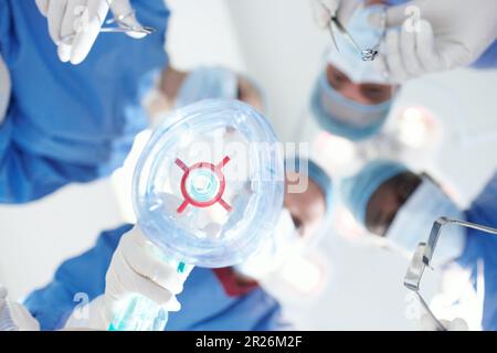 Gute Nacht. Patientenansicht von Chirurgen und Ärzten, die sie unter Vollnarkose stellen. Stockfoto