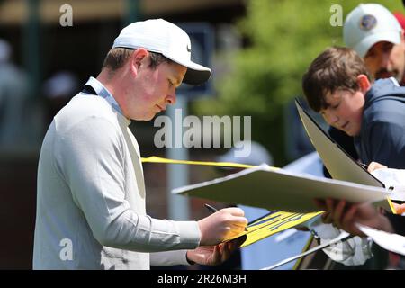 Rochester, Usa. 17. Mai 2023. Robert MacIntyre signiert am Mittwoch, den 17. Mai 2023, in seiner Proberunde für die PGA Championship 2023 im Oakwood Country Club in Rochester, New York, Autogramme. Foto: Aaron Josefczyk/UPI Credit: UPI/Alamy Live News Stockfoto