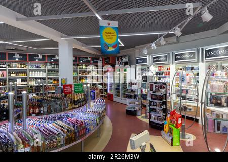 Bruzgi, Belarus - 11. August 2019: Präsentieren Sie Parfumeria und Regale mit alkoholischen Getränken im Bela Market Duty Free Shop am Checkpoint Bruzgi Stockfoto