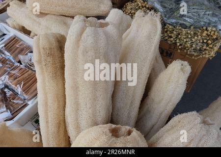 Luffa-Luofah-Schwämme auf dem Basar. Nachhaltiger Lebensstil, plastikfrei, keine Abfälle. Stockfoto