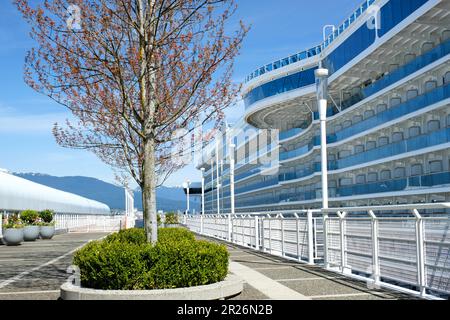 Ein riesiger Kreuzfahrtschiff steht vor der Küste von Vancouver Canada Place Flagge, die über den Pazifik fährt, segelt eine wunderschöne Aussicht auf die Stadt auf dem Wasser Canada 2023 Stockfoto