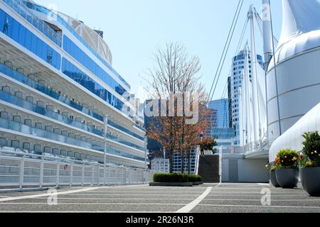 Ein riesiger Kreuzfahrtschiff steht vor der Küste von Vancouver Canada Place Flagge, die über den Pazifik fährt, segelt eine wunderschöne Aussicht auf die Stadt auf dem Wasser Canada 2023 Stockfoto