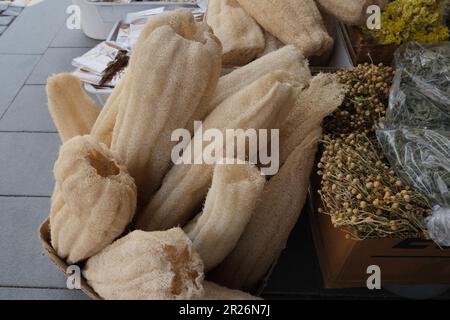 Luffa-Luofah-Schwämme auf dem Basar. Nachhaltiger Lebensstil, plastikfrei, keine Abfälle. Stockfoto