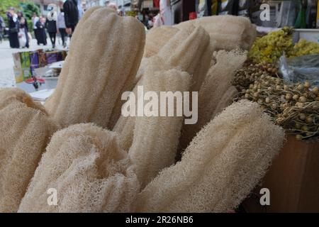 Luffa-Luofah-Schwämme auf dem Basar. Nachhaltiger Lebensstil, plastikfrei, keine Abfälle. Stockfoto