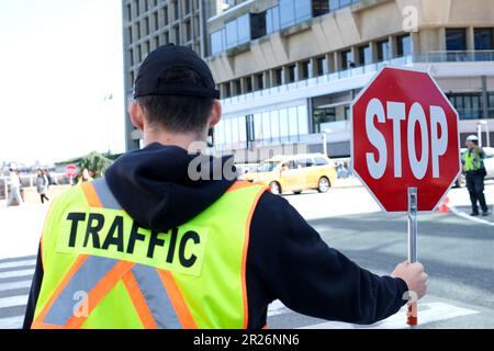 Ein Bauarbeiter hält den Verkehr an und hält ein Stoppschild in der Hand. kanada Vancouver 2023 Stockfoto