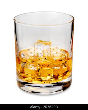 Whisky auf Eis. Ein Glas Whiskey oder amerikanischer Kentucky Bourbon mit Eiswürfeln, isoliert auf Weiß, mit Clipping Path im Preis inbegriffen Stockfoto