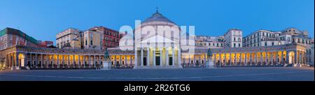 Neaples - Basilika reale Pontificia San Francesco da Paola - Piazza del Plebiscito in der Morgendämmerung. Stockfoto