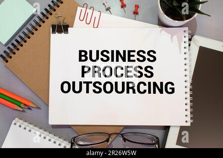 Business Process Outsourcing BPO wird auf einem Foto mit dem Text angezeigt Stockfoto