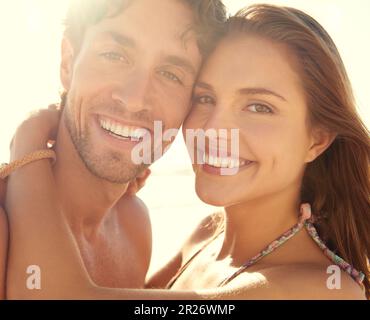 Sonnengeküsste Liebhaber. Nahaufnahme eines liebevollen jungen Paares, das seine Zeit am Strand genießt. Stockfoto