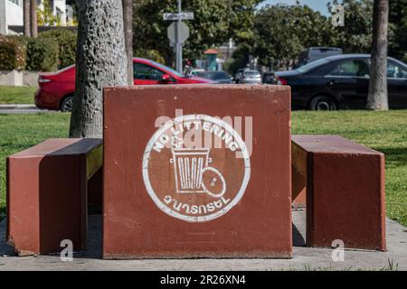 Kein Müllschild in Armenisch auf Parkbank, Glendale, Kalifornien Stockfoto