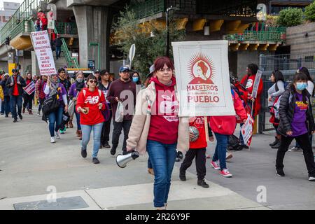 Mitglieder von Service Employees International Union Local 99 streiken zusammen mit der Unterstützung von LAUSD-Lehrern für einen dritten Tag in Folge und marschieren zur Teilnahme Stockfoto