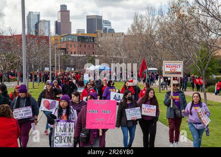 Mitglieder von Service Employees International Union Local 99 streiken zusammen mit der Unterstützung von LAUSD-Lehrern für einen dritten Tag in Folge und marschieren zur Teilnahme Stockfoto