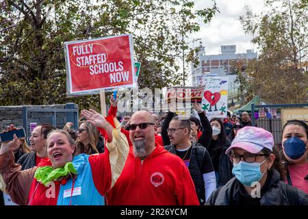 Mitglieder von Service Employees International Union Local 99 streiken zusammen mit der Unterstützung von LAUSD-Lehrern für einen dritten Tag in Folge und marschieren zur Teilnahme Stockfoto