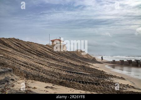 Entlang Playa Del Rey wurden große Sandberge gebaut, um den Strand und die Nachbarhäuser vor Sturmfluten während mehrerer großer Stürme zu schützen, die Los heimsuchten Stockfoto