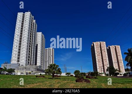 RIBEIRAO PRETO, SAO PAULO, BRASILIEN - 16. April 2023: Fassaden von Wohngebäuden Stockfoto