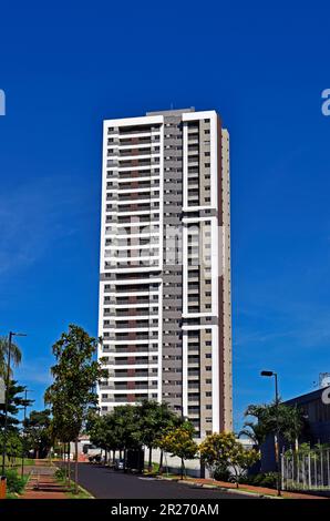 RIBEIRAO PRETO, SAO PAULO, BRASILIEN - 16. April 2023: Fassade für Wohngebäude Stockfoto